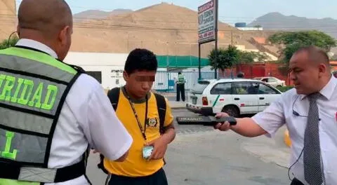 Mochilas de escolares pasan por detector de metales