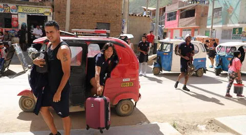 A bordo de mototaxis jugadores de Alianza Universidad llegaron al estadio