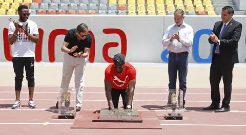 Usain Bolt en plena ceremonia en el estadio de atletismo