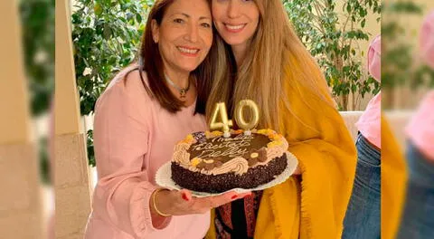 Delly emocionada con la autora de sus días en su fiesta de cumpleaños