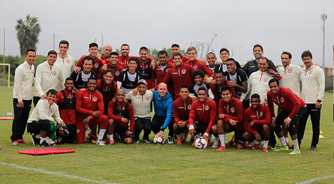 El cantante Gian Marco posa junto a jugadores y comando técnico. FOTO: Universitario de Deportes