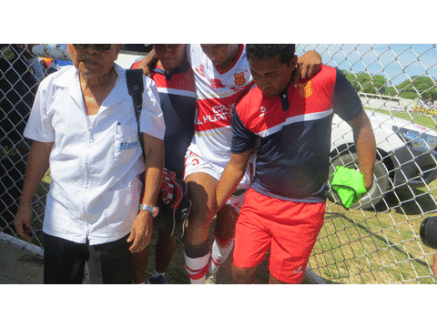 El cuerpo auxiliar sacó cargando al jugador Matías Sen. FOTO: Roberto Saavedra