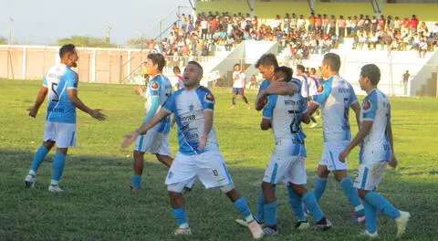 Festejo de La Bocana por el gol marcado de Brayan Rivas. FOTO: Roberto Saavedra