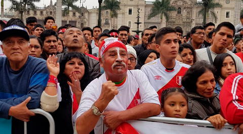 Hinchas peruanos abarrotan la plaza de Armas para ver el partido Perú vs. Uruguay