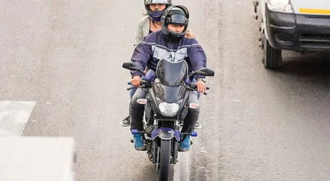 Motociclistas deberán usar cascos y chalecos con el número de placa