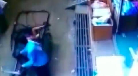 Niño cae de balcón en asiento de bicitaxi y se salva de muerte [VIDEO]