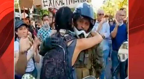 Chile: Carabinero llora al ser abrazado por una manifestante en medio de las protestas [VIDEO]