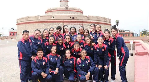 Las chicas posando en la fortaleza Real Felipe