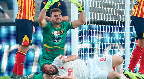 Higuaín cae ensangrentado al recibir un golpe del portero del Lecce. FOTO: EFE