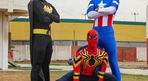 tres jugadores del Aurich llegan vestidos de Batman, Capitán de América y Hombre Araña