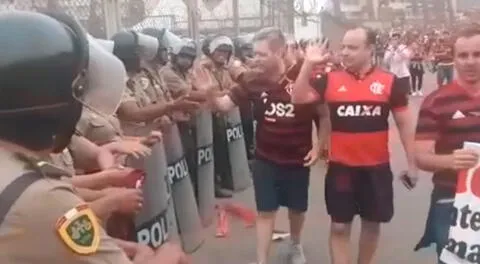 Hinchas del Flamengo felicitaron el excelente trabajo de la Policía Nacional  