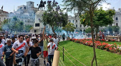 Policías dispersan a colectiveros de la Plaza San Martin con bombas lacrimógenas