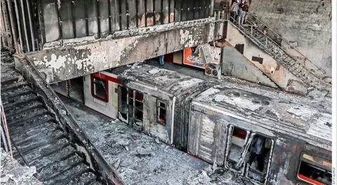 La noche del 18 de octubre una furiosa masa de ciudadanos, totalmente descontrolados redujeron siete estaciones del metro, otras 25 fueron incendiadas 