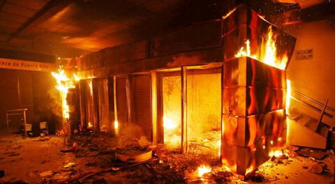 Hallaron dos cuerpos calcinados en tienda incendiada de Chile
