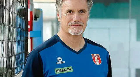 Francisco Hervás continuará al mando de la selección peruana