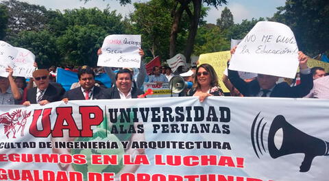 Autoridades y docentes participan en protesta