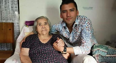 Angelo con su abuelita antes que deje el mundo.