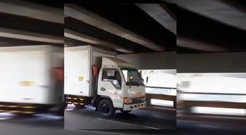 Vehículo atascado debajo de puente de av. Brasil