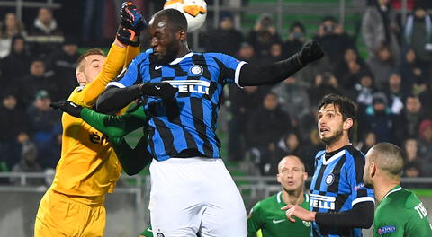 Lokaku del Inter intenta superar la marca del portero Iliev