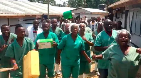 El personal sanitario del hospital de Beni, en República Democrática del Congo, celebran el alta de la última paciente de ébola.