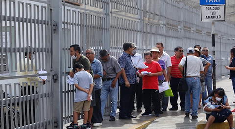 Exteriores de Hospital de EsSalud en San Martín de Porres