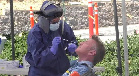 Sean Penn se somete a prueba de coronavirus en plena calle