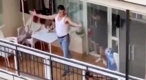 El sujeto dio un espectáculo en el balcón de su casa.