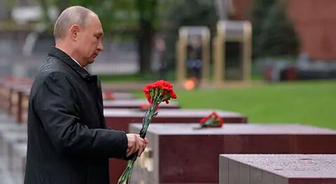 Putin rompió su confinamiento para ir a la tumba de los fallecidos en la guerra con los nazis.