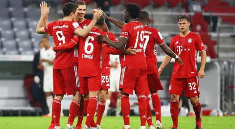 Los jugadores del Bayern felicitan a Lewandowski
