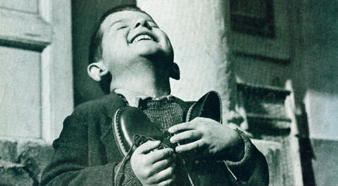 Unos zapatos nuevos después de la guerra (Austria, 1946)
