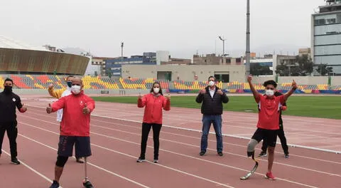 Carlos Felipa, medalla de plata en los Juegos Para Panamericanos Lima 2019, posa junto al titular del IPD