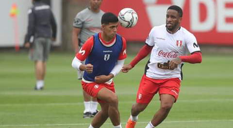 Yovera  de la  Sub 20 luchando un balón con Jefferson Farfán.