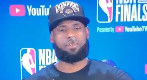 LeBron James fuma en plena conferencia post campeonato de los Lakers.