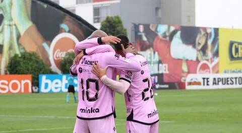 Jesús Chávez recibe la felicitación de sus compañeros por el gol anotado a  Alianza Universidad.