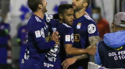 Calcaterra y Marchan felicitan Herrera por el gol marcado.