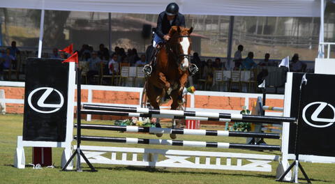 Ricardo Artadi junto a su caballo 'Izak' en plena competencia