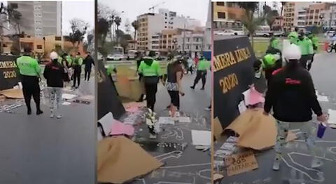 Policías retiran arreglos florales de homenaje a jóvenes muertos en marcha