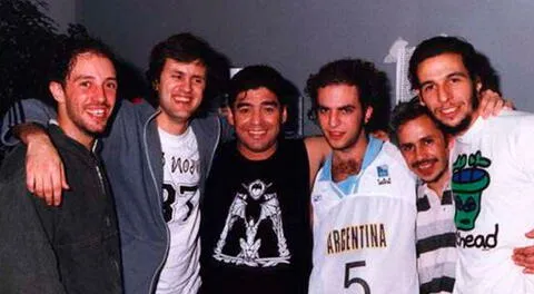 Charly García, Andrés Calamaro, Fito Páez, Joaquín Sabina, Alejandro Lerner, Los Piojos, entre otros le han dedicado canciones a Diego Maradona, quien falleció este miércoles 25 de noviembre en su casa en Argentina.