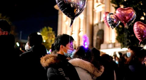 Pareja de ciudadanos chinos celebrando el Año Nuevo el 31 de diciembre de 2020 en Wuhan.