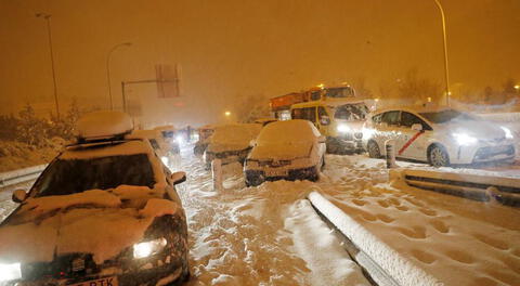 Conductores varados en una carretera de acceso a la autopista M-30 durante una fuerte nevada en Madrid, España.