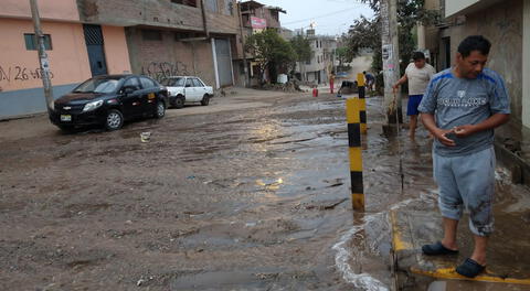 Tubería había sido reparada hace solo seis meses. Vecinos piden que Sedapal repare los daños.