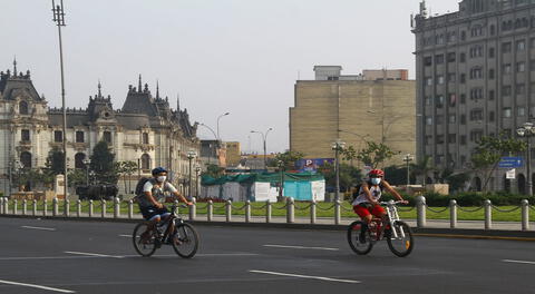 Tras la restricción vehicular los domingos, diversos ciclistas salieron a manejar por las calles de Lima.