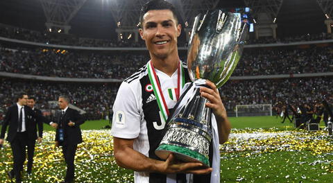 Cristiano Ronaldo  contento, posa con el trofeo  de la Supercopa de de Italia.