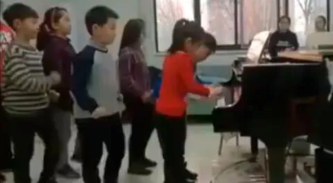 Lo que más se resalta del video es la disciplina de los niños frente a un género musical muy difícil de tocar.