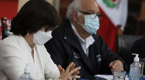 Pilar Mazzetti recibió vacuna de Sinopharm junto a otros funcionarios.