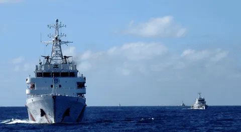 Barcos de la Guardia Costera China en el Mar de China Meridional
