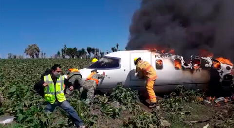 Los miembros locales de emergencia y de Protección Civil arribaron a la zona para sofocar el incendio ocasionado por el desplome del avión.