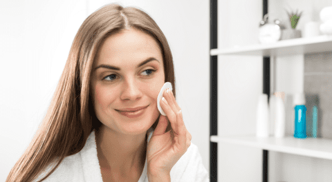 Evita la aparición de arrugas utilizando el aceite de lavanda en tu rutina diaria.