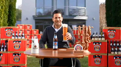 Claudio Pizarro y otras leyendas del Bayern Múnich en el comercial del club.
