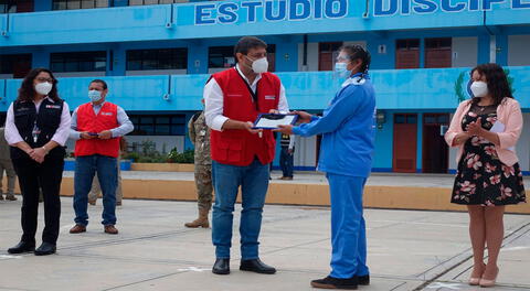 Titular de Educación y presidenta del Consejo de Ministros entregaron en Ayacucho un nuevo lote de dispositivos electrónicos